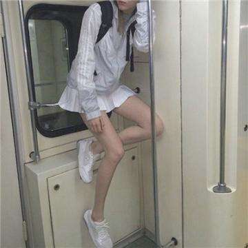 上海地铁一乘客擅自拉下紧急拉手